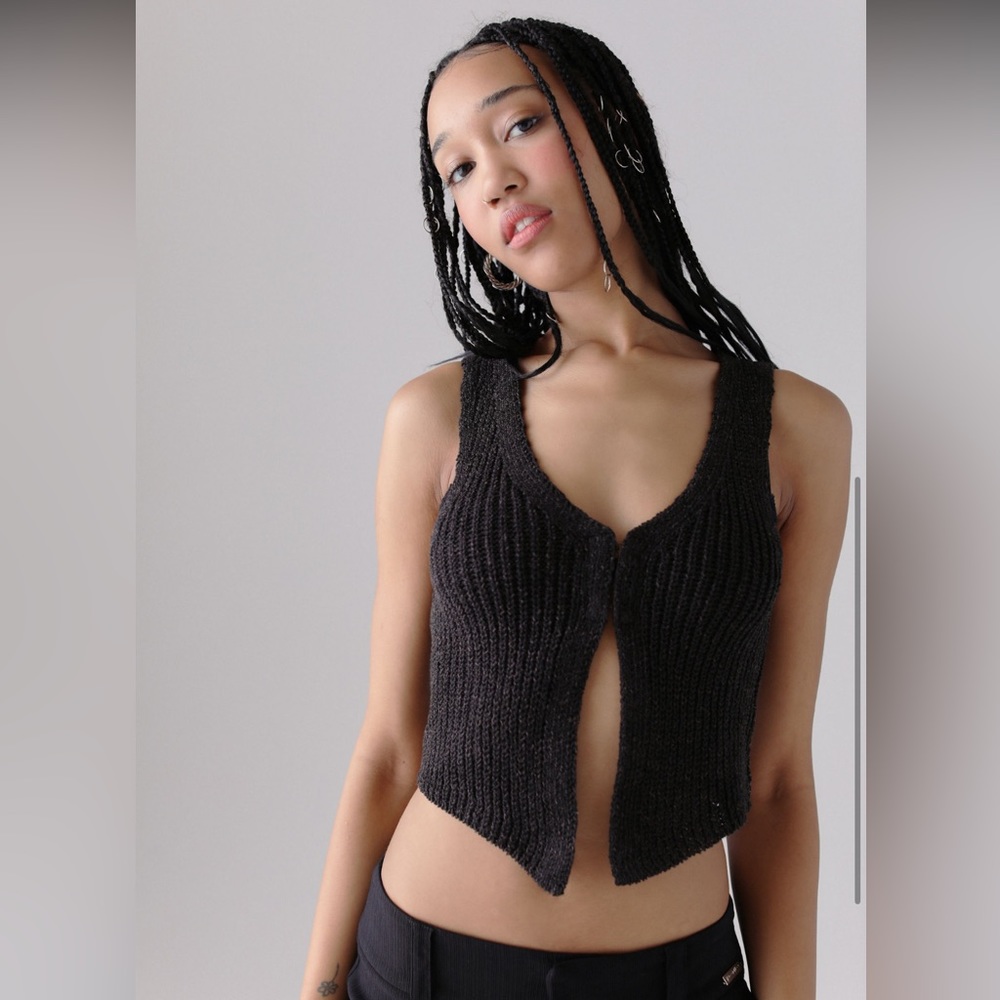 UO Demi Ribbed Sweater Vest - BLACK